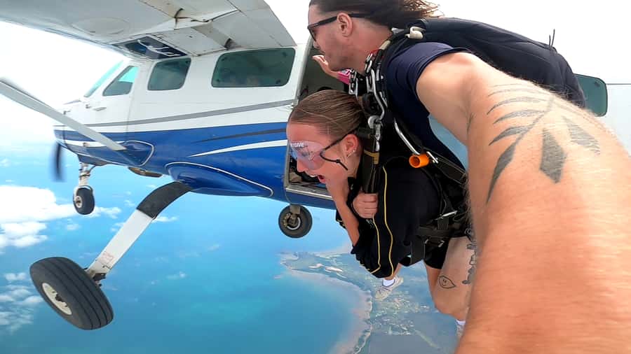 Airlie Beach: Tandem Skydiving Experience with Beach Landing - Sixty seconds at more than 220 km/h