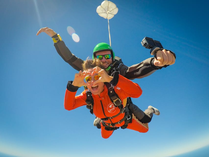 Algarve: Tandem Skydiving Adventure 15,000 to 10,000 Feet - Who should book this experience?