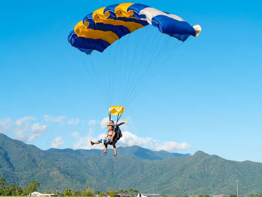 Cairns: Tandem Skydive Experience - The short training session before takeoff
