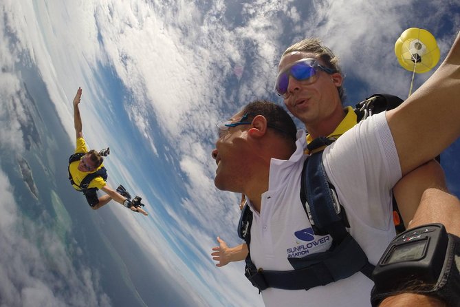 Extreme 12000ft Tandem Jump (45 seconds free fall) - Taking Off From Denarau for a Pacific View