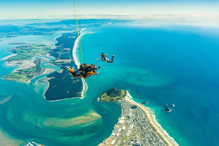 From Tauranga: Skydive over Mount Maunganui - The 20 to 25 minute view over Mauao