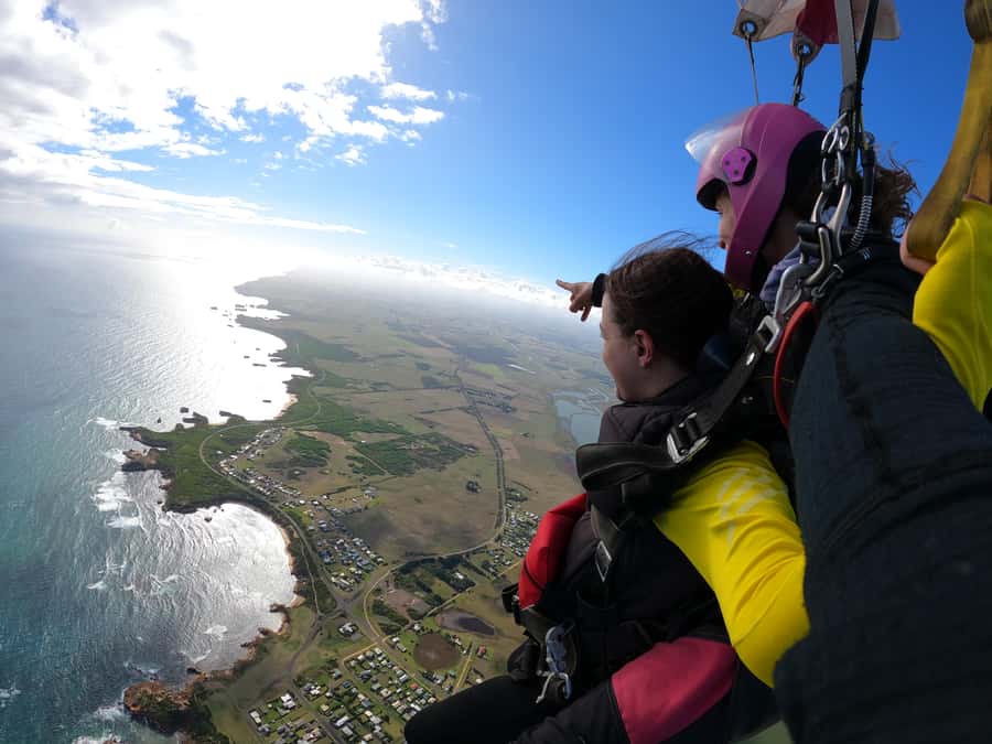 Great Ocean Road: Skydive over the Twelve Apostles - The climb to 15,000 feet