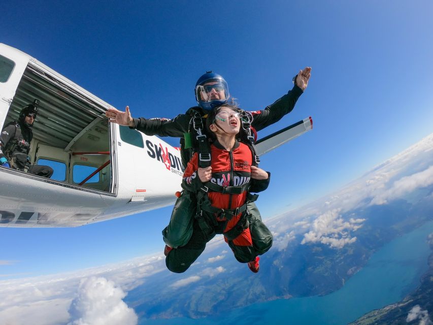 Interlaken: Airplane Skydiving over the Swiss Alps - Five to seven minutes under the parachute