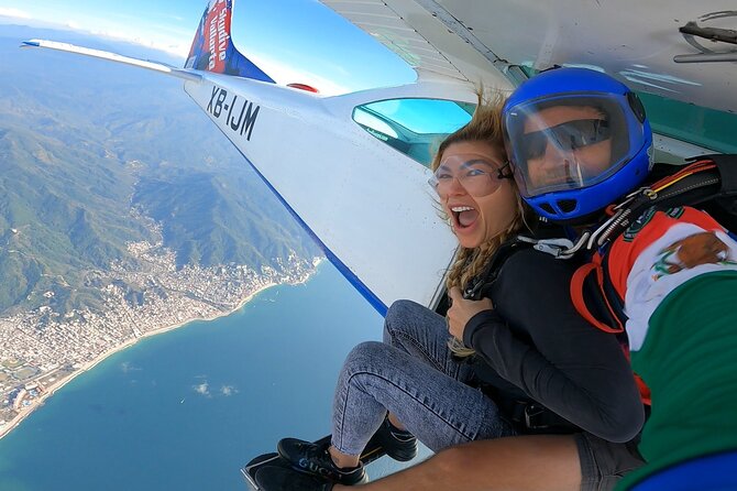 Private Tandem Skydiving adventure - Forty-five seconds of free fall
