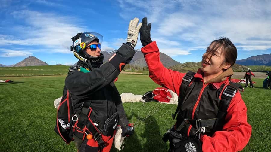 Queenstown: Tandem Skydive Experience - Five minutes under canopy above the Wakatipu Basin