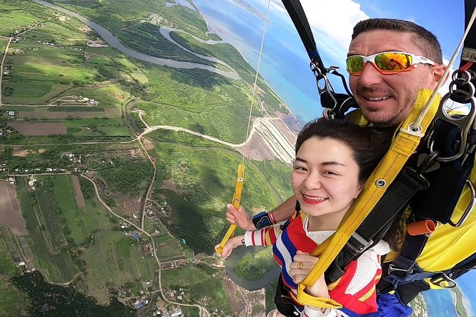 Skydive Fiji Radical 10000ft Tandem Jump (30 seconds free fall) - Who will enjoy this jump most?