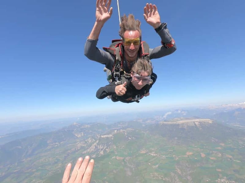 Skydiving in Gap-Tallard - Arrival, briefing, and harness fitting
