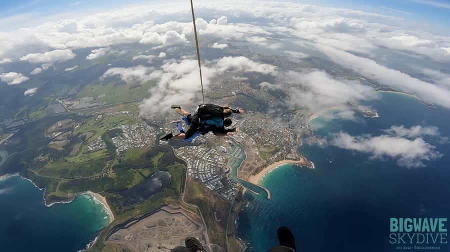 Sydney, Shellharbour: 15,000ft Tandem Beach Skydive - The climb to 15,000 feet