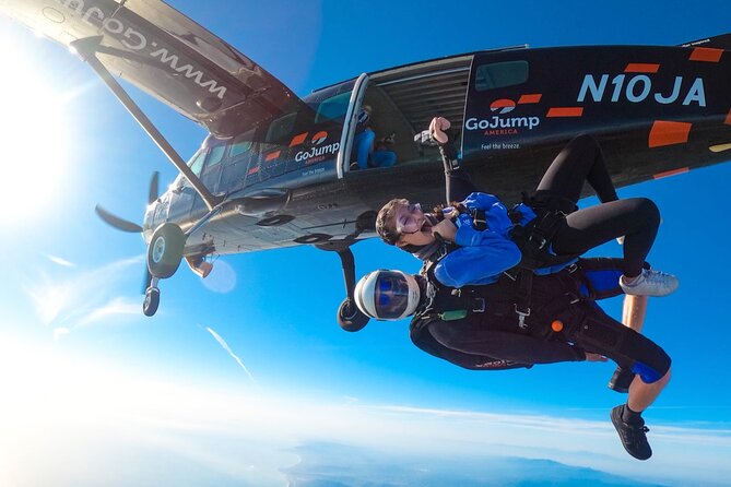 Tandem Skydiving with GoJump in Hawaii - From Waikiki to Oahu’s North Shore airfield